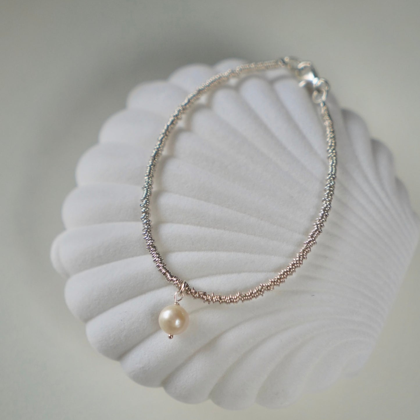 Link hanging pearl bracelet