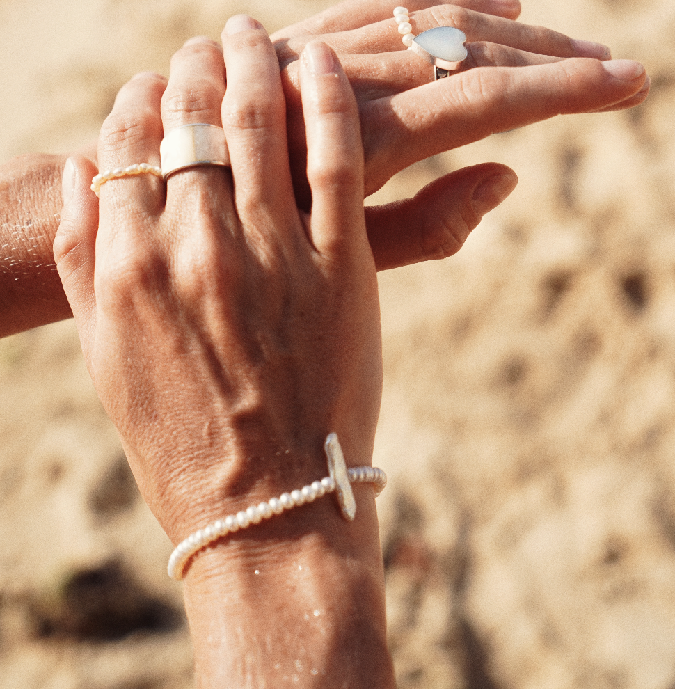 Flat pearl bracelet